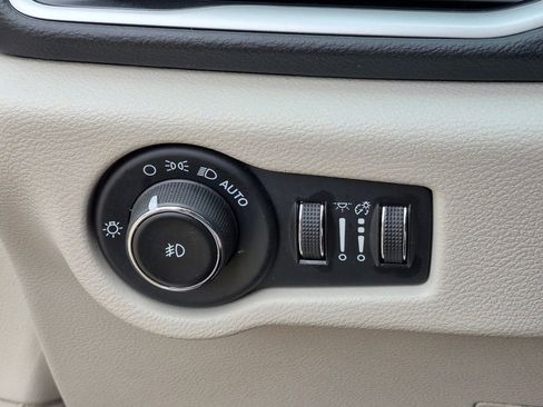 Used 2023 Chrysler Pacifica Touring-L FWD image 17