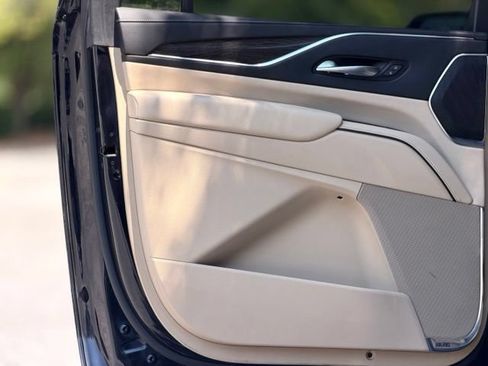 Used 2023 Cadillac Escalade ESV Premium Luxury AWD/4WD image 28