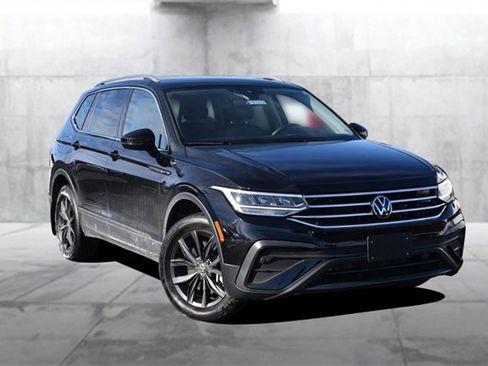 Certified 2024 Volkswagen Tiguan SE image 2