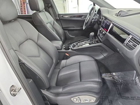 Certified 2025 Porsche Macan AWD/4WD image 27