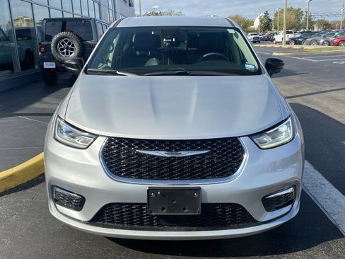 Used 2024 Chrysler Pacifica Touring-L image 3