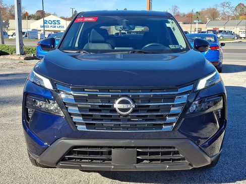 Used 2024 Nissan Rogue SV image 2