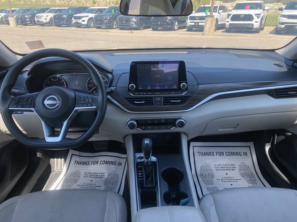 Used 2025 Nissan Altima 2.5 SV FWD image 13