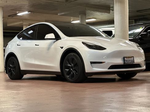 Used 2024 Tesla Model Y Long Range image 7