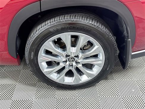 Used 2023 Toyota Highlander Limited image 4