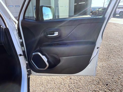 Certified 2022 Jeep Renegade Latitude w/ Convenience Group image 17