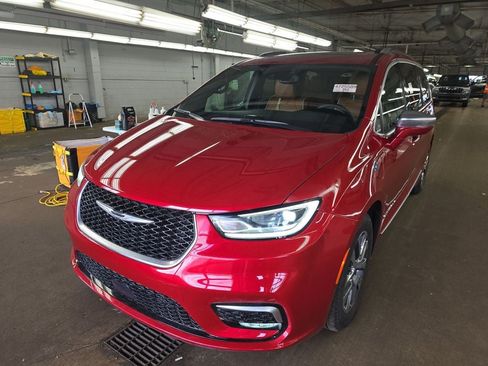 Used 2024 Chrysler Pacifica Pinnacle FWD image 4