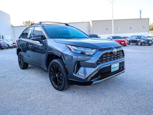 Used 2025 Toyota RAV4 XSE AWD/4WD image 5