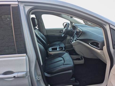 Used 2024 Chrysler Pacifica Touring-L image 18