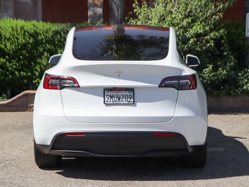 Used 2024 Tesla Model Y Long Range RWD image 7