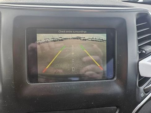 Used 2019 Jeep Cherokee Latitude w/ Popular Appearance Group image 20