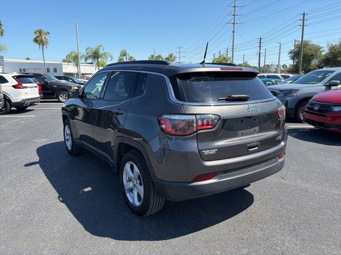 Used 2018 Jeep Compass Latitude FWD image 5