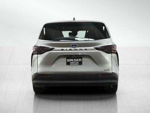 Used 2024 Toyota Sienna LE image 4