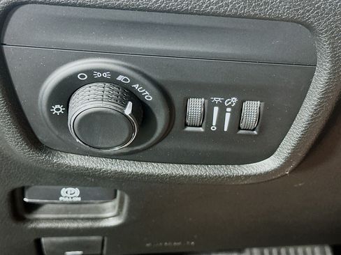 Used 2023 Jeep Grand Cherokee Altitude AWD/4WD image 17
