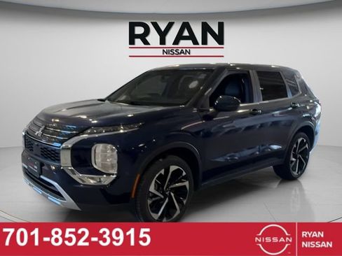 Used 2024 Mitsubishi Outlander SE image 1