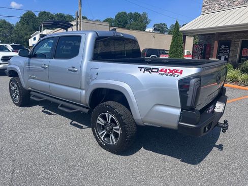 Used 2017 Toyota Tacoma TRD Sport image 9