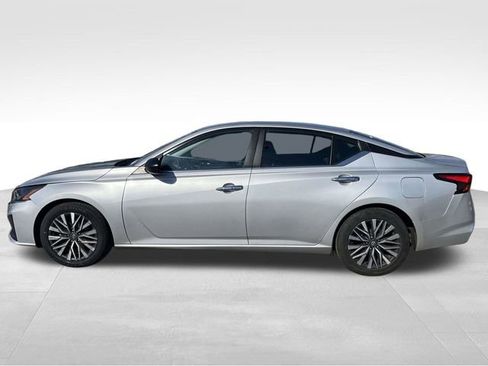 Used 2024 Nissan Altima 2.5 SV image 2