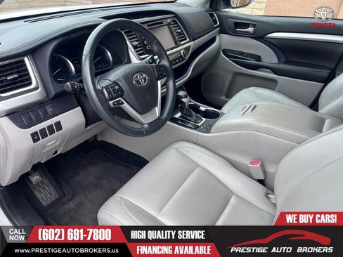 Used 2016 Toyota Highlander XLE image 2
