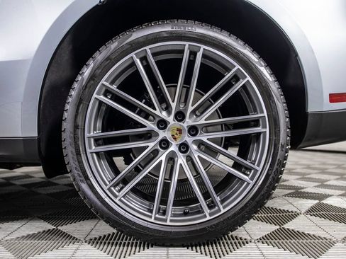 Used 2024 Porsche Macan AWD/4WD image 46