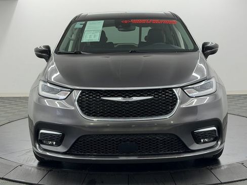 Used 2023 Chrysler Pacifica Touring-L FWD image 6