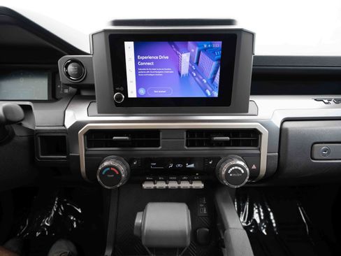 Used 2025 Toyota Tacoma SR5 AWD/4WD image 17