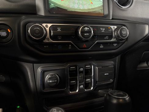 Used 2022 Jeep Wrangler Unlimited Sahara AWD/4WD image 19