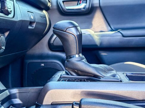 Used 2016 Toyota Tacoma TRD Sport AWD/4WD image 22