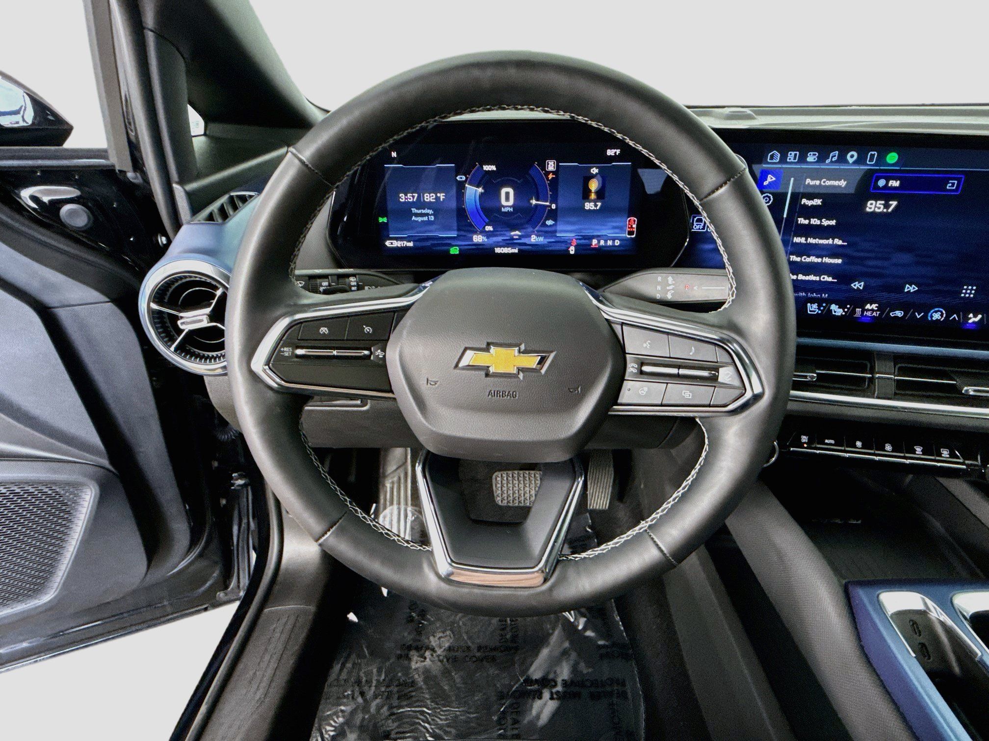 Used 2025 Chevrolet Equinox EV LT w/ Convenience Package II FWD image 13