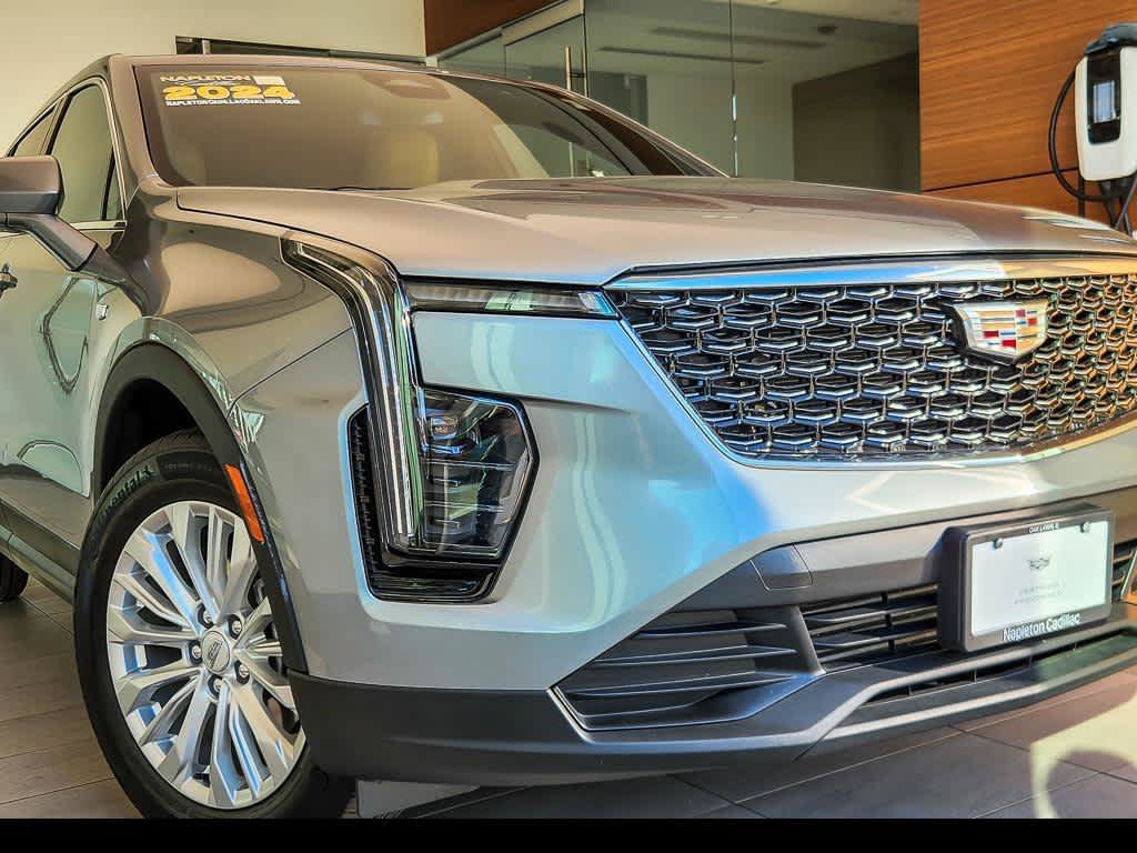 Used 2024 Cadillac XT4 Luxury w/ Cold Weather Package AWD/4WD image 2
