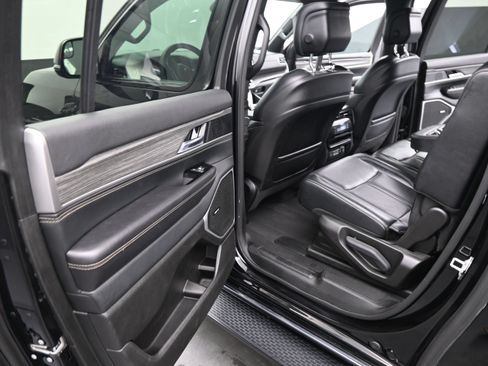 Used 2024 Jeep Wagoneer L Series II RWD image 15