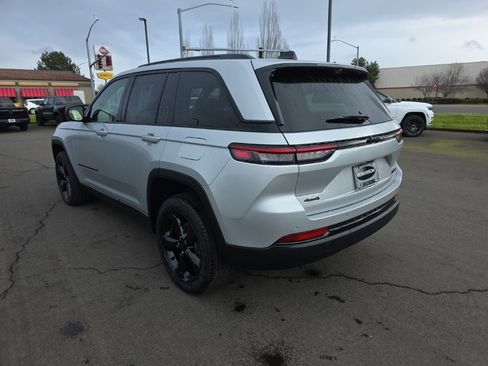 Used 2025 Jeep Grand Cherokee Limited w/ Luxury Tech Group II image 3