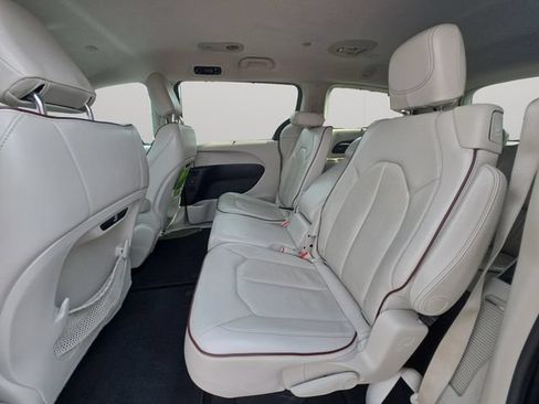 Used 2017 Chrysler Pacifica Limited w/ Advanced Safetytec Group FWD image 12
