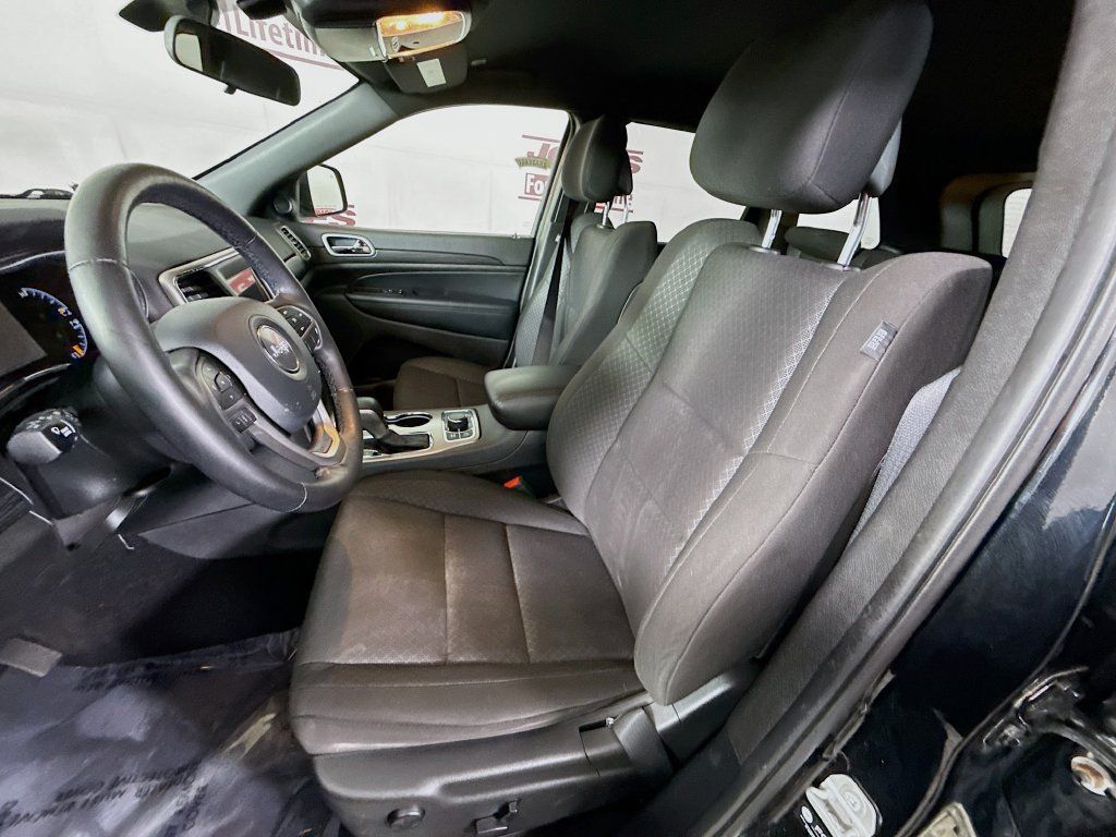 Used 2021 Jeep Grand Cherokee Laredo AWD/4WD image 26