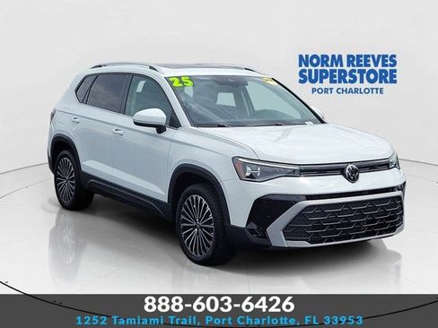 Used 2025 Volkswagen Taos SE FWD image 1