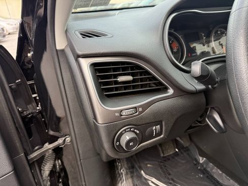 Used 2019 Jeep Cherokee Latitude w/ Popular Appearance Group FWD image 11