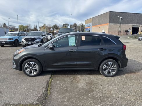 Used 2021 Kia Niro EX image 2