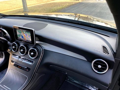Used 2019 Mercedes-Benz GLC 300 4MATIC w/ Premium Package image 20