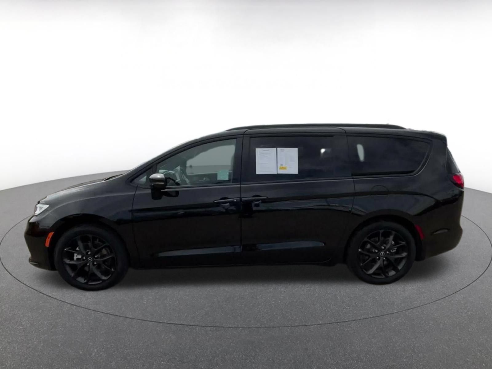 Used 2025 Chrysler Pacifica Limited FWD image 8