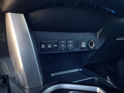 Used 2016 Toyota RAV4 Limited image 19