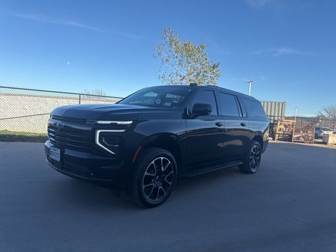 Used 2025 Chevrolet Suburban RST w/ RST Capability Package image 1