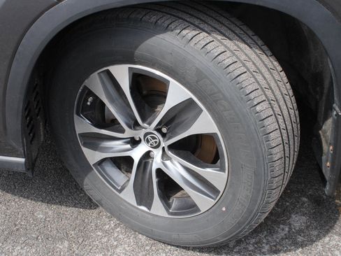 Used 2023 Toyota Highlander XLE AWD/4WD image 19