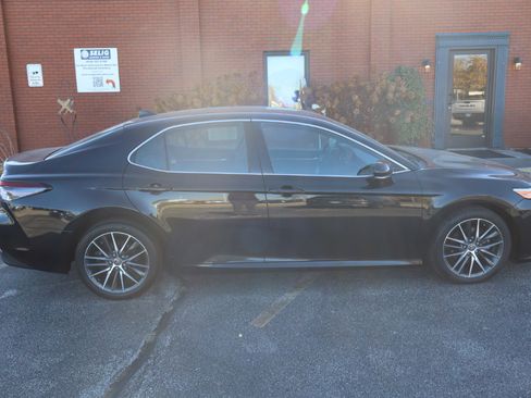 Used 2021 Toyota Camry XLE image 7