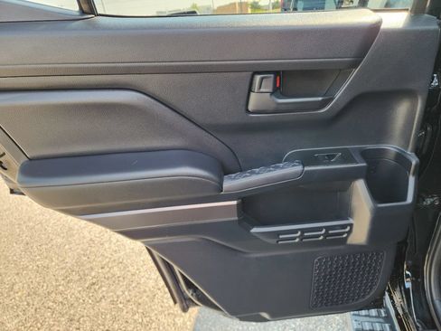 Used 2025 Toyota 4Runner SR5 AWD/4WD image 28