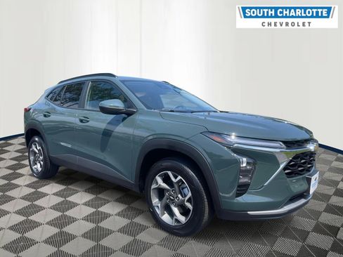 Used 2025 Chevrolet Trax LT FWD image 3