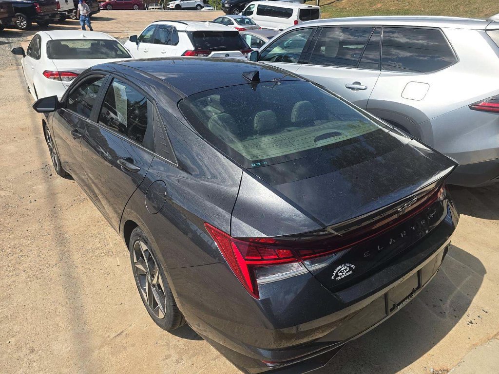 Used 2022 Hyundai Elantra SEL w/ Convenience + Premium Package FWD image 10