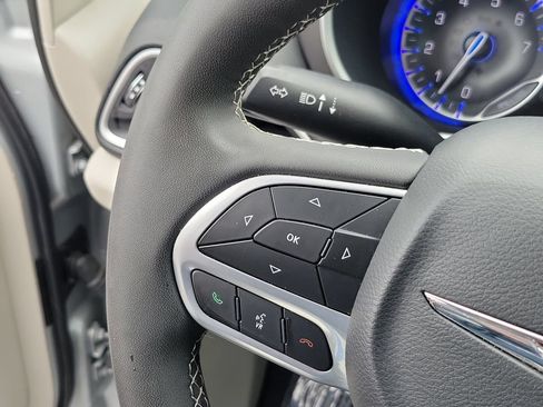 Certified 2024 Chrysler Pacifica Touring-L FWD image 21