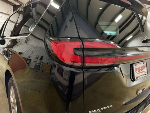 Used 2024 Chrysler Pacifica Touring-L FWD image 26