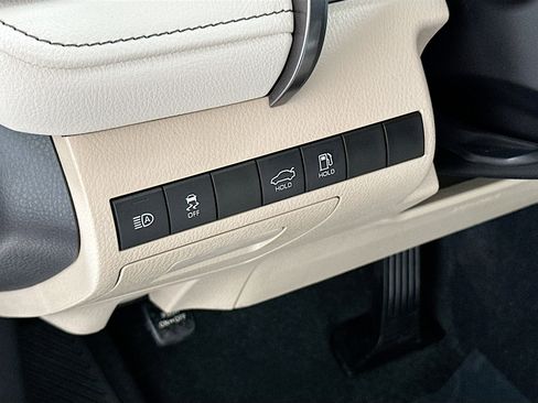 Used 2022 Toyota Camry LE image 10