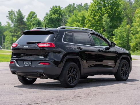 Used 2018 Jeep Cherokee Latitude Plus w/ Cold Weather Group AWD/4WD image 5