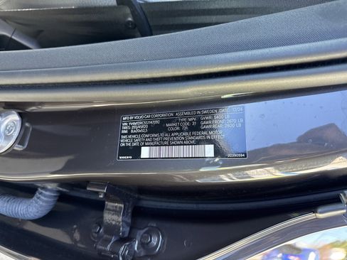 Used 2025 Volvo XC60 B5 Plus image 37